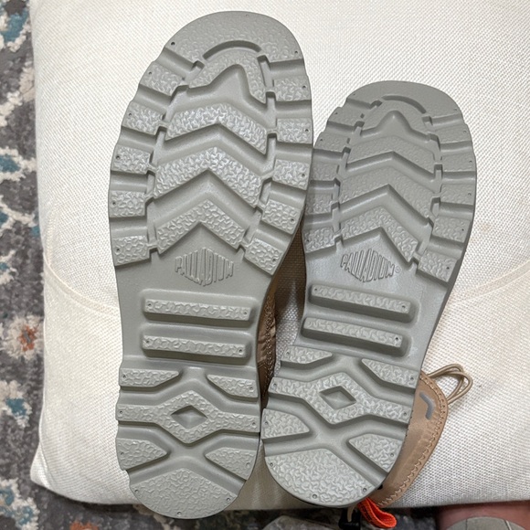 Palladium Small Man/Kids Tan and Gray Boots (US 6, UK 5.5, EUR 39) - Picture 5 of 9